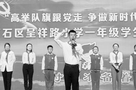           高宁用坚守与创新，为少先队员的成长之路点亮明灯。图片由受访者提供        