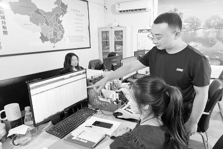           陈军澎从一双虎头鞋起步，先后带动500余人就业。图片由受访者提供        