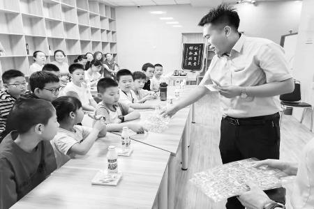           孩子们在实践中体验理财的乐趣 本报记者 孟存田 摄        