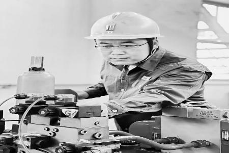           以匠心守护安全，以担当推动发展。 本报记者 孟存田 摄        