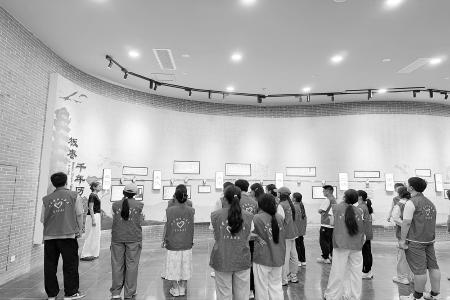           参观稷山板枣博物馆 图片由团稷山县委提供        