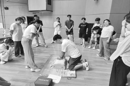           大学生们练习实操技能 图片由团古交市委提供        