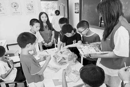           孩子们沉浸在创造的快乐中 图片由运城志愿者联合会提供        