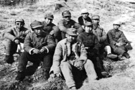               1940年8月，冀南、太行、太岳行政联合办事处（简称“冀太联办”）成立。图为冀太联办主任杨秀峰（右一）与工作人员在一起。        