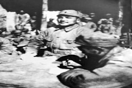           邓小平在黎城会议上作报告。        