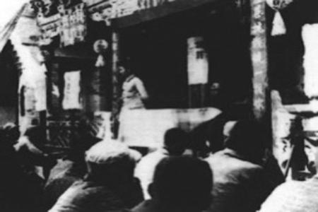           　 1940年2月和9月，晋西北行政公署先后召开第一、第二次行政会议。图为关向应在晋西北第二次行政会议上讲话。        