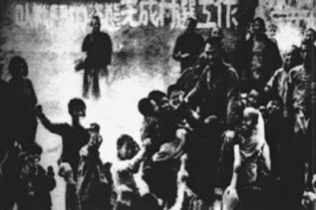               1940年6月，晋察冀边区村级选举全面展开。图为儿童团员们在欢呼声中把当选的代表抬起来。        