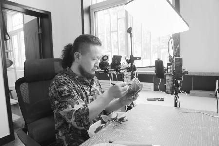           认真雕刻作品 图片由受访者提供        