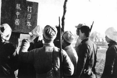           　　　　著名作家赵树理创作的《小二黑结婚》，讲述了全民族抗战时期根据地一对青年男女为追求婚姻自由，冲破封建传统和守旧家长的阻挠，最终结为夫妻的故事。小说歌颂了民主政权的力量，反映了根据地人民群众生活的重大变化。彭德怀题词“像这样从群众调查研究中写出来的通俗故事还不多见”。图为赵树理及其作品《小二黑结婚》。        