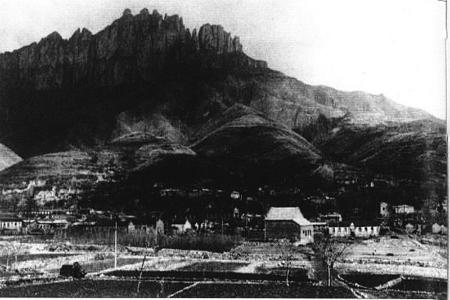           　　　　1939年6月，冀南银行筹备处在黎城县西井镇成立，开始发行钞票。从此，冀南、太行、太岳地区的币制逐渐统一。图为冀南银行驻地黎城县小寨村。        