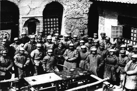           　　　　1940年春节，在八路军总部驻地武乡县王家峪召开文化、教育工作者座谈会，朱德总司令（前排左六）等参加座谈会。        
