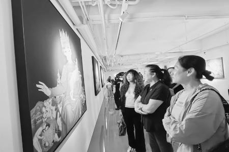           “同温层”当代艺术展在太原启幕 本报记者 李芸红 摄        