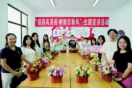           30余名青年以花为媒，共度浪漫时光。 图片由团河曲县委提供        