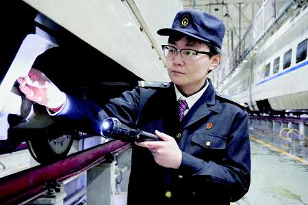           用自己的方式守护高铁安全运行 图片由通讯员张晋彤提供        