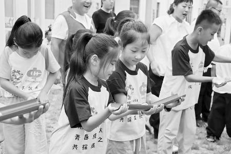           趣味游戏提升孩子们的集体荣誉感 图片由中煤集团山西有限公司团委提供        