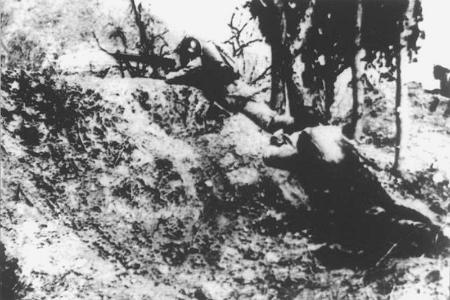               八路军第一二九师三八五旅苦战六昼夜，同日军展开狮脑山争夺战。图为坚守狮脑山阵地的八路军。        