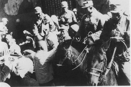               八路军攻克平定县岩会车站，受到当地群众的热烈欢迎。        