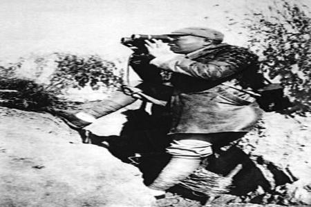           彭德怀在百团大战前线观察战况。        