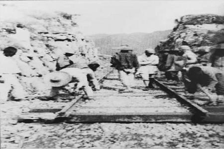               八路军第一二九师一部进行正太铁路破击战。        