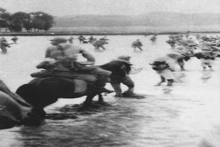               八路军第一二〇师渡过汾河执行破袭同蒲铁路任务。        