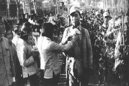           百团大战胜利后，人民群众欢迎参战归来的英雄。        