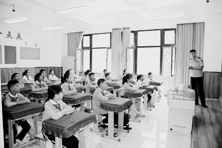           民警讲解防欺凌对策 图片由太原市公安局迎泽分局郝庄派出所提供        