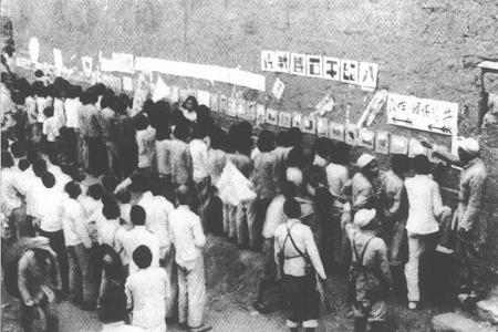               百团大战胜利后，八路军举行图片流动展览。        