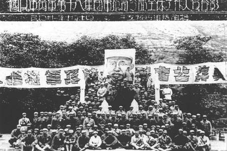           　　　　1942年10月，八路军总部、晋冀鲁豫边区政府等为左权将军及抗日烈士举行公葬仪式后的合影。        