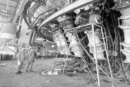           突击队队员始终冲锋在检修一线 图片由太钢团委提供        