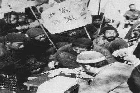           减租减息政策得到根据地广大人民群众的拥护。        