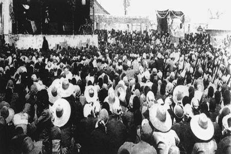           太行抗日根据地召开减租减息大会。        