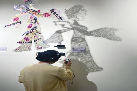 观众在欣赏展览的传统戏曲音频 王冬 摄