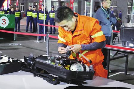 赴汤蹈火、竭诚为民。 图片由受访者提供