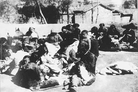 根据地人民赶制被服。