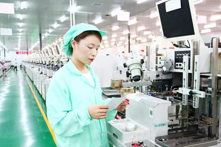 李婷婷沿着车间过道仔细巡检