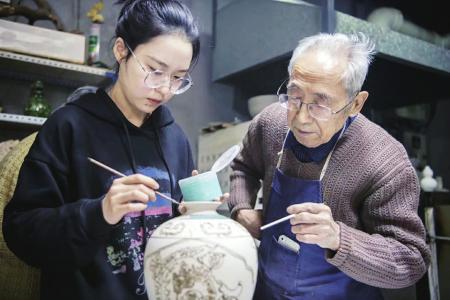 祖孙二人力求做到对每一件琉璃作品祖孙二人力求做到对每一件琉璃作品精益求精精益求精图片由受访者提供