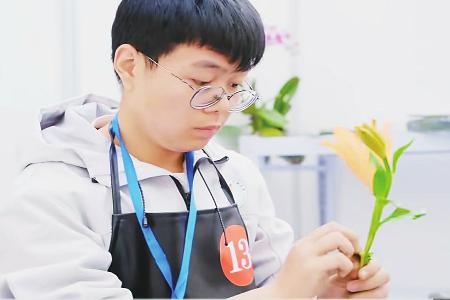 勤学苦练插花技能 见习记者 路诗洁 摄