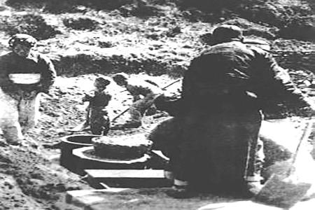 围困战中，群众埋藏粮食。