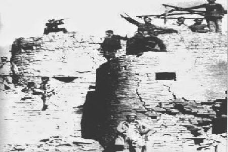 　　收复沁源县城后，抗日军民站在日军修建的碉堡上欢呼围困斗争的胜利。