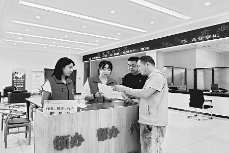 　　长治经开区行政审批大厅将帮代办服务贯穿项目建设全生命周期。本版摄影 通讯员 靳晓姝