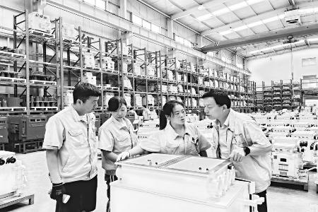 　　际安电气有限公司的生产车间内,工人正在进行生产作业