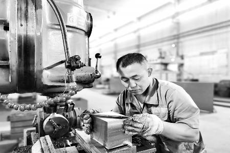 　　山西长防电器公司车间内，工人正在一丝不苟地工作。