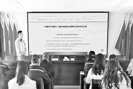 专题学习,以学促干。 图片由中铁十七局物资公司团委提供