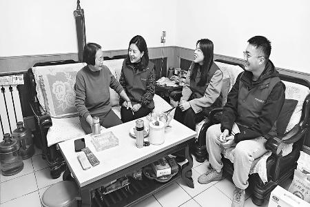 走访慰问 图片由中铁十七局物资公司团委提供