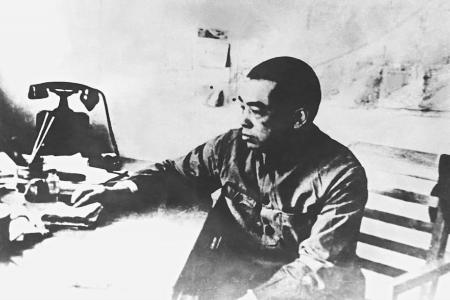 晋察冀军区指战员参加整风学习。