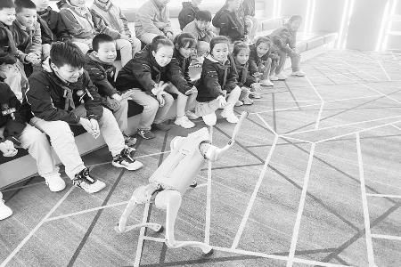 机器狗引起全场好奇 图片由团乡宁县委提供