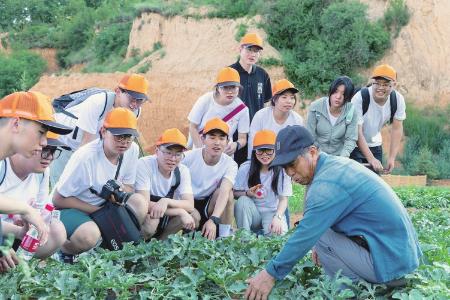 　　青年学子深入基层开展“三下乡”社会实践活动。