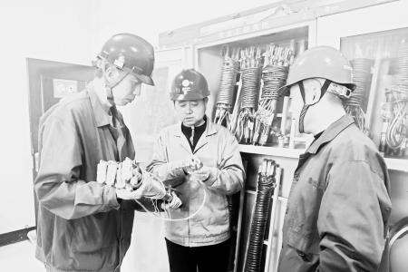 督查人员对安全工器具开展日常检查 图片由通讯员提供