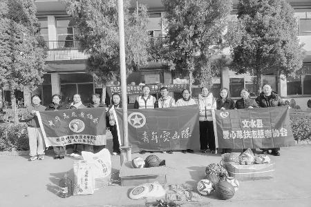 青年突击队青年突击队以青春之力以青春之力，，搭建爱心桥梁。 图片由受访集体提供