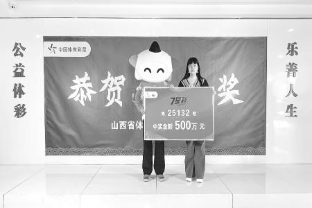 领奖现场 本报记者 胡远嘉 摄